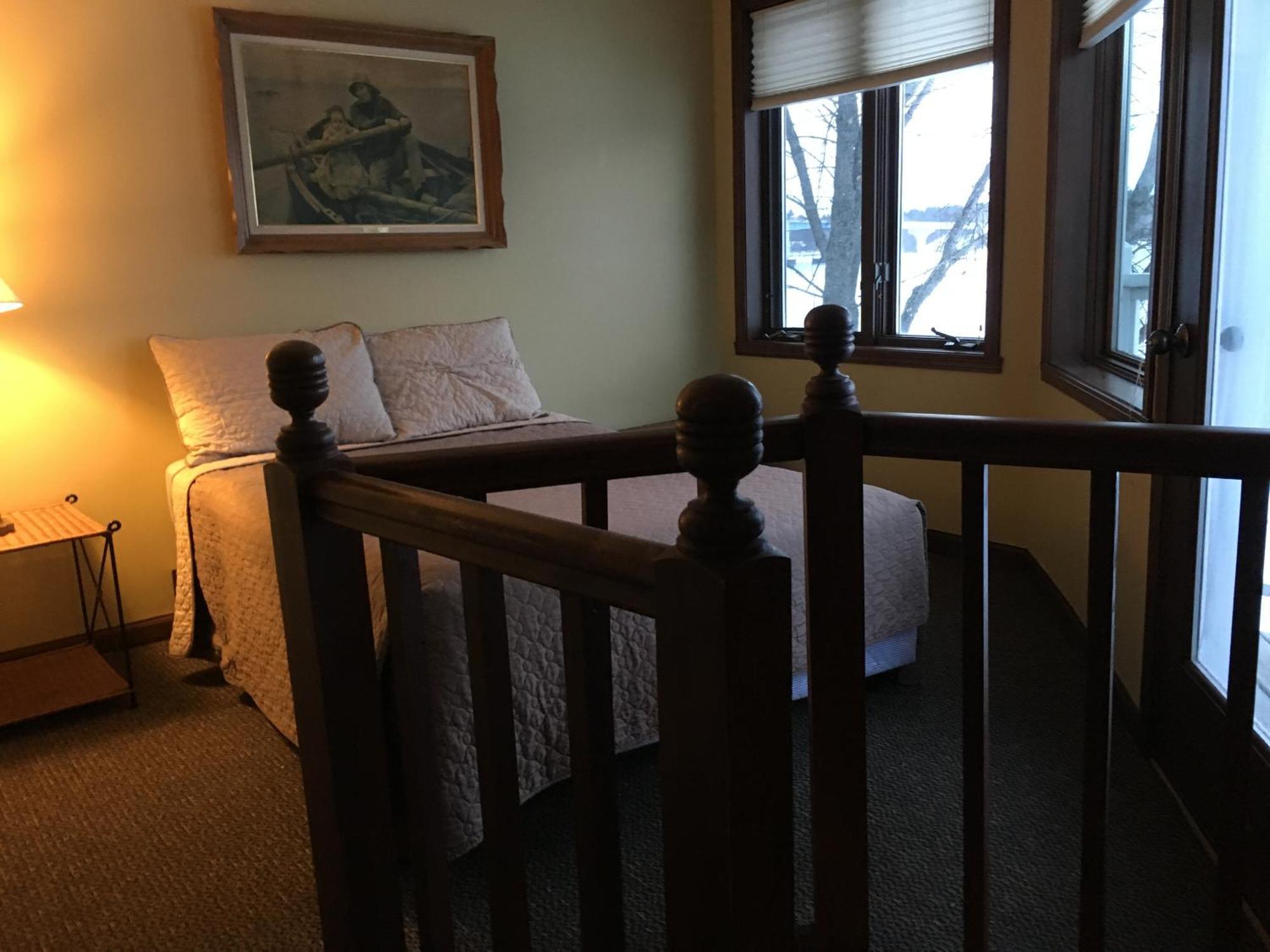 Snug Harbor Hotel Sturgeon Bay
