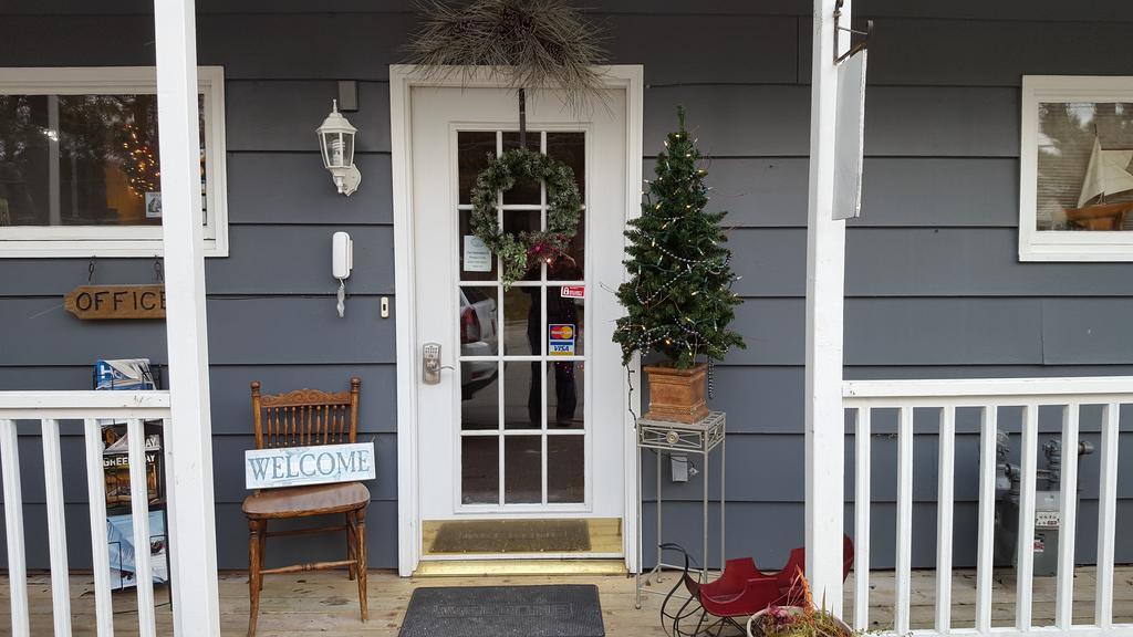 Snug Harbor Hotel