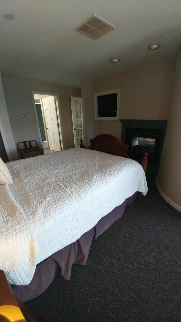 Snug Harbor Hotel Sturgeon Bay