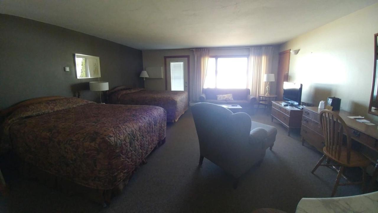 Snug Harbor Hotel