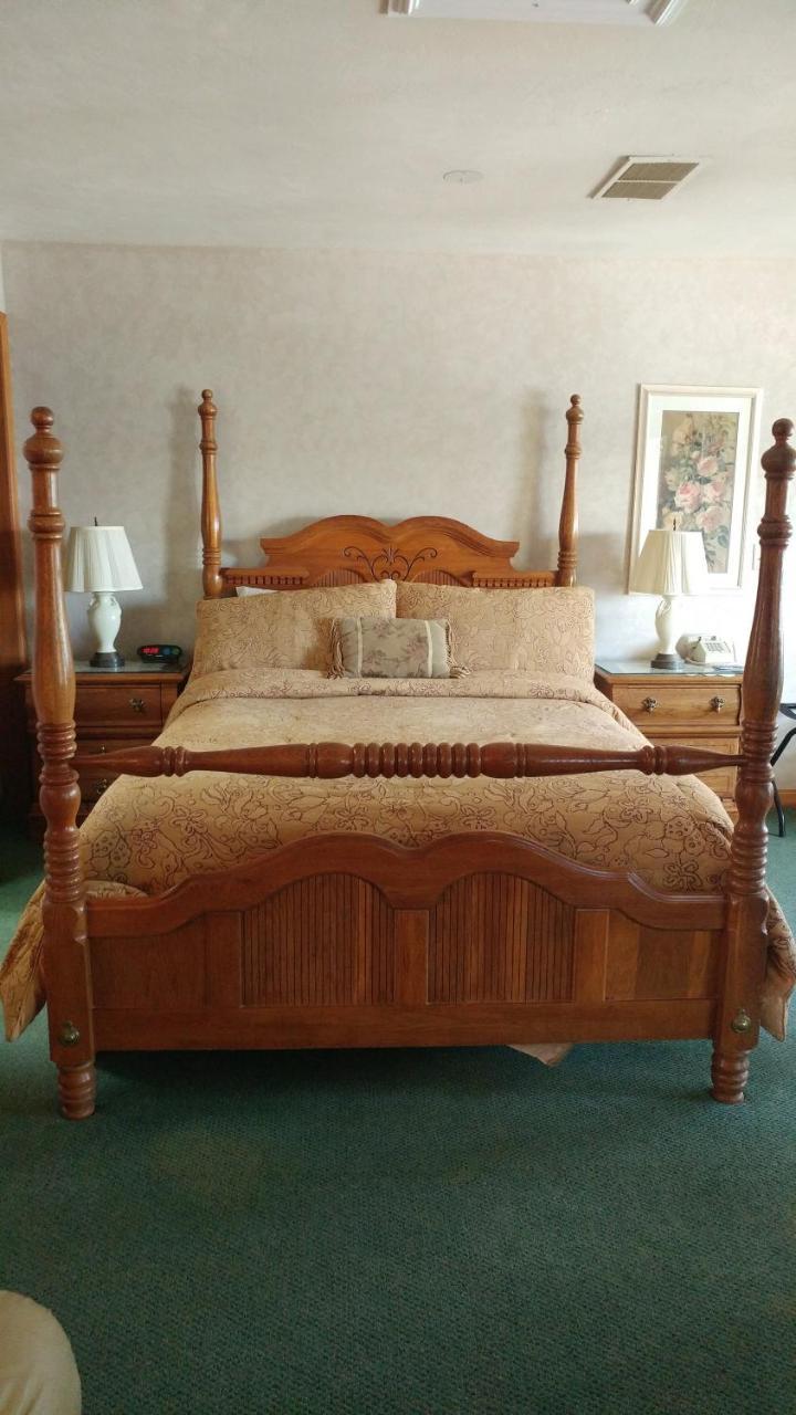 Snug Harbor Hotel